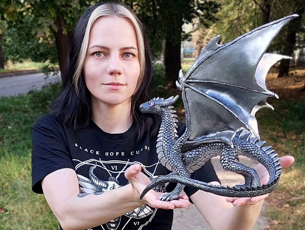 Скульптура чёрного дракона