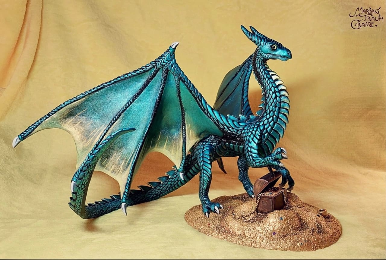 Скульптура изумрудного дракона со стеклянными глазами