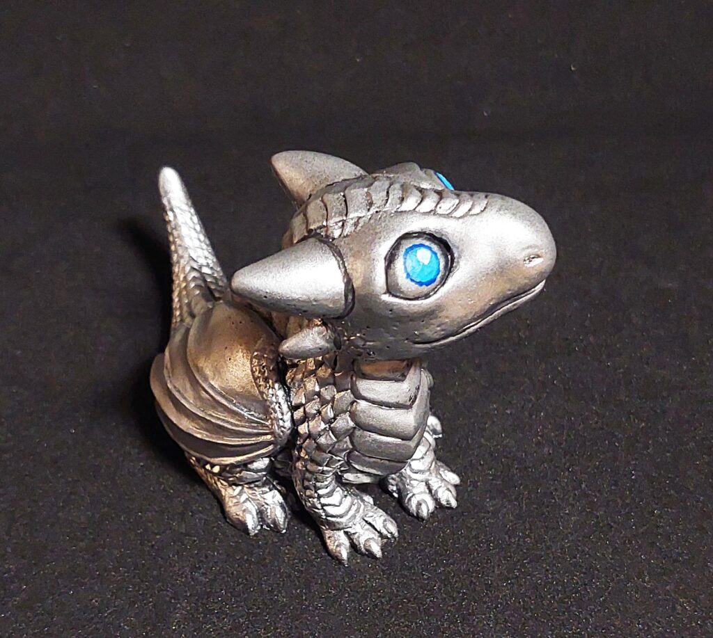 Фигурка серебряного детеныша дракона