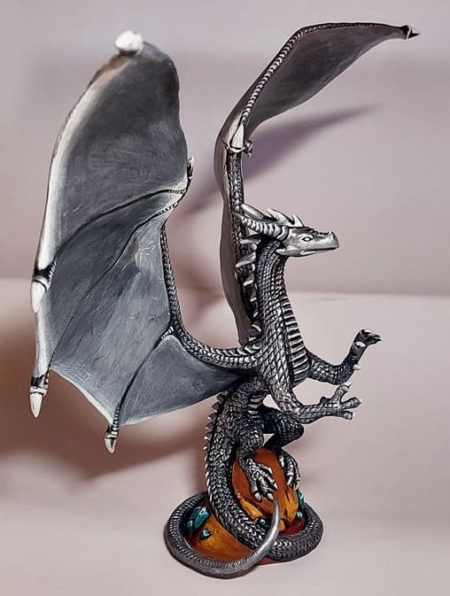 Скульптура серебряного дракона