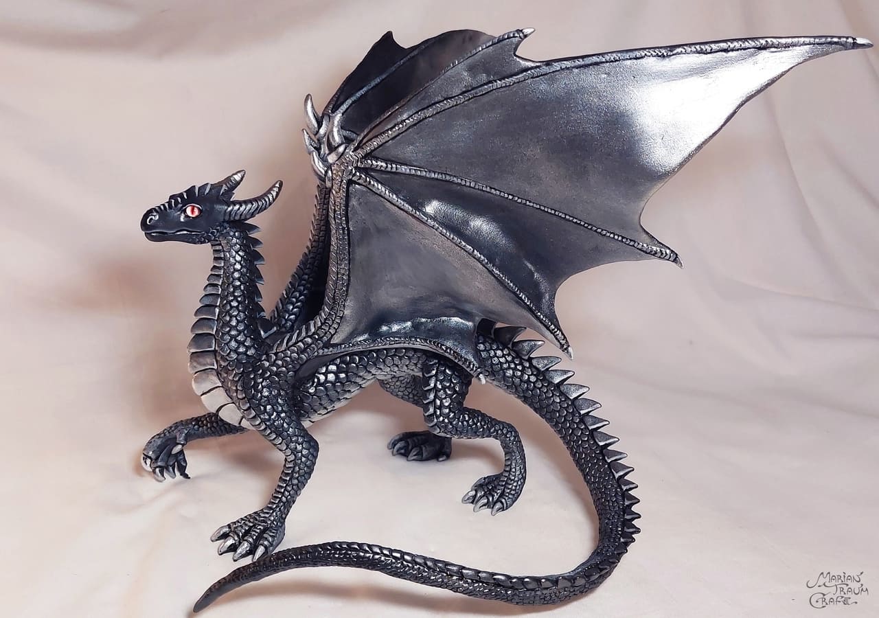 Скульптура чёрного дракона из полимерной глины