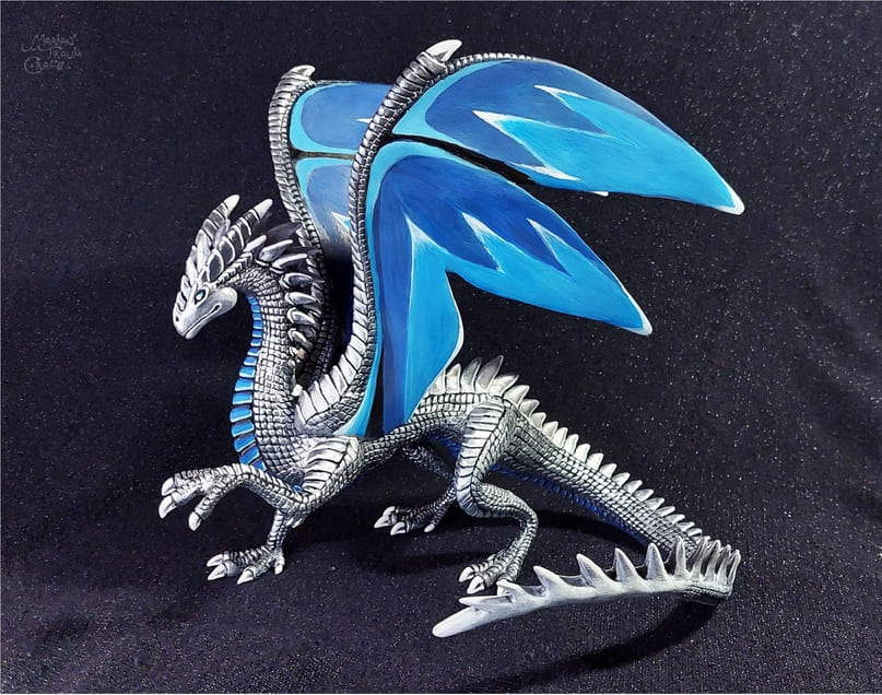 Фигурка серебряного дракона с голубыми крыльями