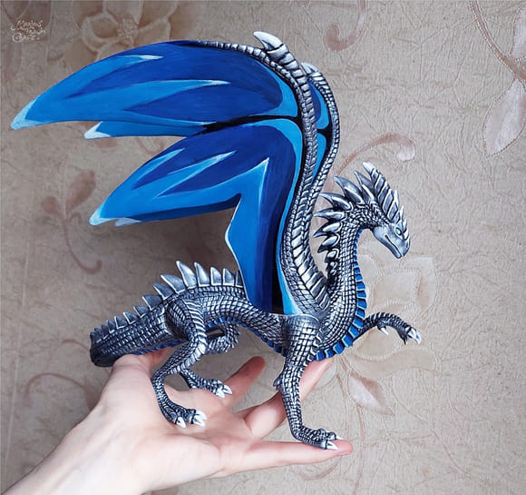 Фигурка серебряного дракона с голубыми крыльями